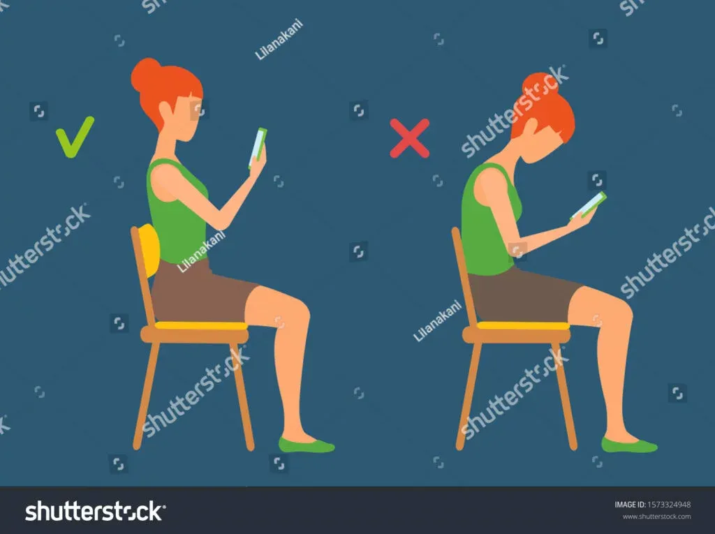 Kvinne som sitter med god holdning kontra dårlig holdning mens hun bruker en telefon.